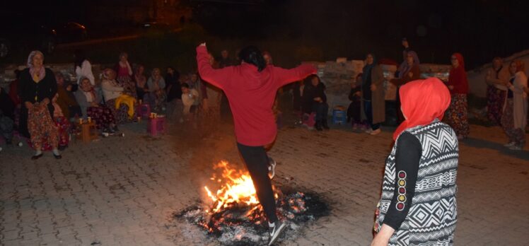 Bilecik'te köylü kadınlar Hıdırellez ateşi yakarak geleneklerini sürdürdü