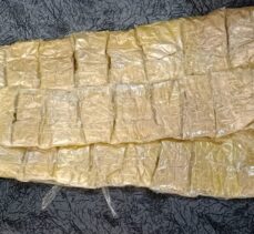 Bitlis'te 2 yolcunun üst aramasında 10 kilogram eroin ele geçirildi