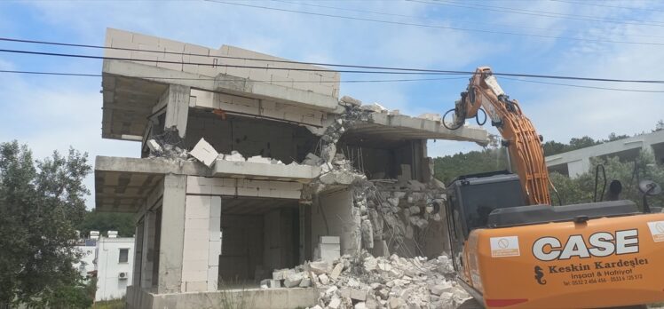 Bodrum'da kaçak yapıların yıkımı sürüyor