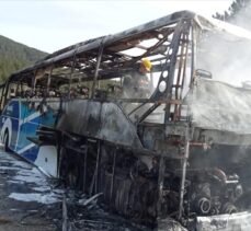 Bolu'da seyir halindeki yolcu otobüsü tamamen yandı