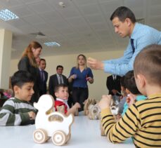 Burdur'da meslek liseliler ürettikleri oyuncaklarla depremzede çocukların yüzünü güldürdü