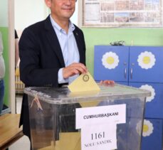 CHP Grup Başkanvekili Özel, Manisa'da oy kullandı