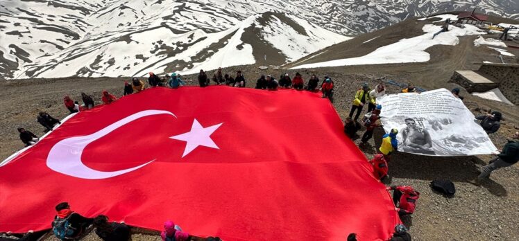 Dağcılar 19 Mayıs'ı Palandöken'in 3 bin 200 rakımlı zirvesinde kutladı