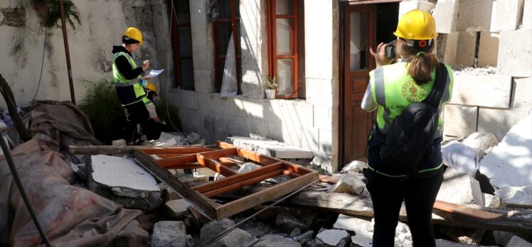 Depremden etkilenen tarihi Antakya evlerindeki nitelikli eserler kurtarılıyor