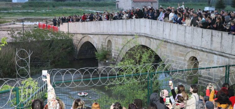 Edirne'de gün aydınlanırken dileklerin yazılı olduğu kağıtlar Tunca Nehri'ne bırakıldı