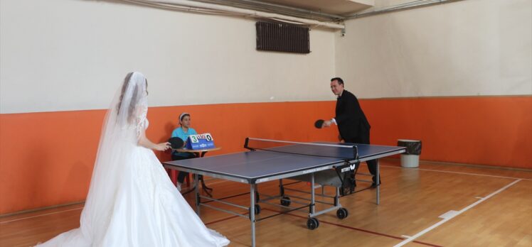 Edirneli çift düğün kıyafetleriyle masa tenisi oynayıp arkadaşlarını düğüne davet etti