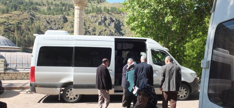 Elazığ'da barınan depremzedeler oy kullanmak için  memleketleri Malatya'ya gitti