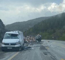 Erzincan’da arı kovanı yüklü tır ile kamyonet çarpıştı, 2 kişi yaralandı
