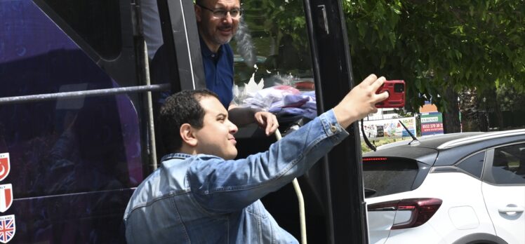 Bakan Kasapoğlu, İzmir'de seçim otobüsüyle ilçeleri gezdi