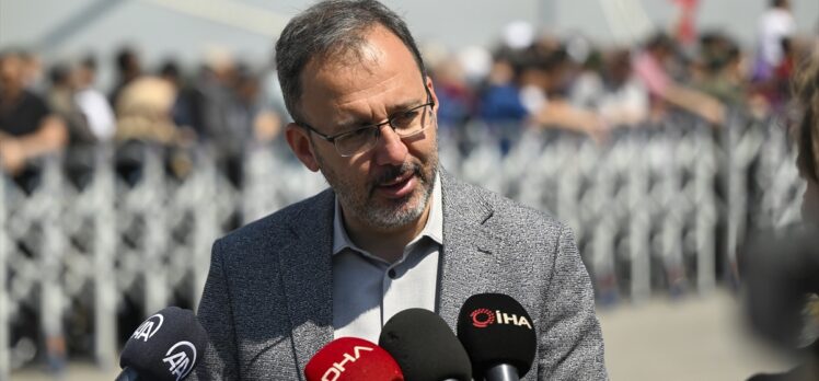 Gençlik ve Spor Bakanı Kasapoğlu, İzmir'e demirleyen TCG Anadolu'yu ziyaret etti