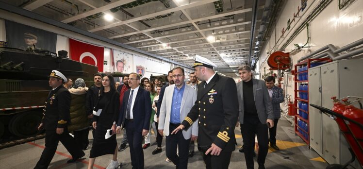 Bakan Kasapoğlu, TCG Anadolu'yu ziyaret etti