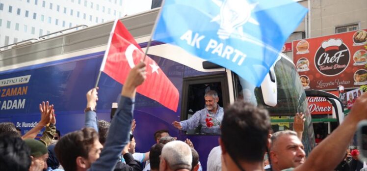 Hazine ve Maliye Bakanı Nebati, Mersin'de seçim otobüsüyle ilçeleri gezdi