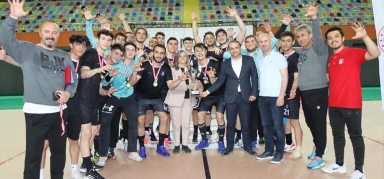 Hentbol genç erkeklerde Beşiktaş Yurtbay Seramik şampiyon oldu