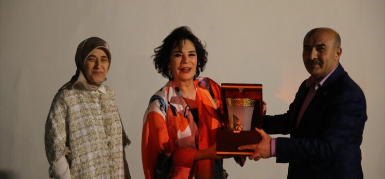 Hülya Koçyiğit, Mardin'de açık hava sinemasında sevenleriyle rol aldığı filmi izledi