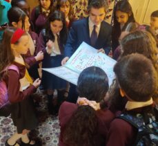 İngiltere'de öğrencilerden deprem nedeniyle Türk Büyükelçiliğine dayanışma ziyareti