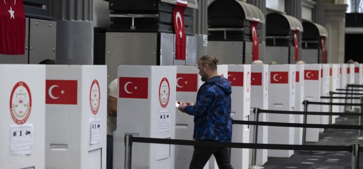 İngiltere'de, Türkiye'deki 14 Mayıs seçimleri için oy kullanma işlemi sürüyor