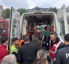 İstanbul'da inşaat alanına düşen tırın sürücüsünü itfaiye kurtardı