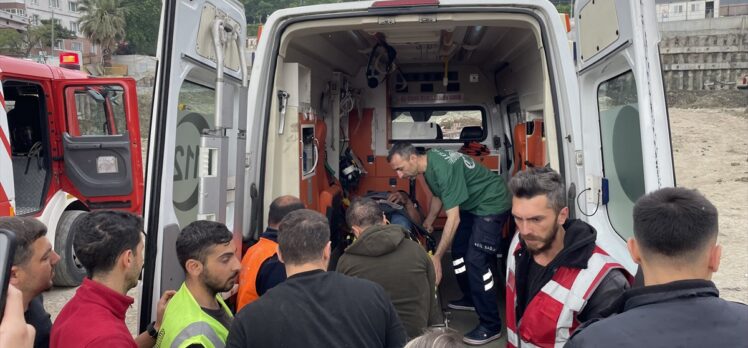 İstanbul'da inşaat alanına düşen tırın sürücüsünü itfaiye kurtardı