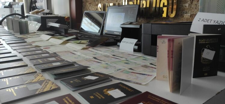 İstanbul'da sahte pasaport operasyonunda 2 zanlı tutuklandı