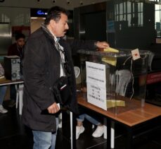 İstanbul'daki havalimanlarında oy verme işlemi başladı