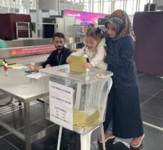 İstanbul'daki havalimanlarında oy verme işlemi devam ediyor