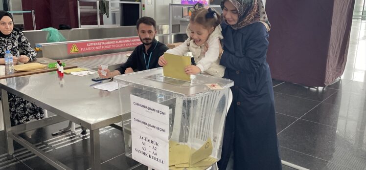İstanbul'daki havalimanlarında oy verme işlemi devam ediyor