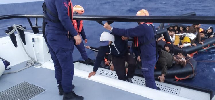 İzmir açıklarında 59 düzensiz göçmen kurtarıldı