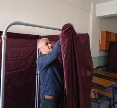 İzmir'de seçim için sandıkların kurulumu sürüyor