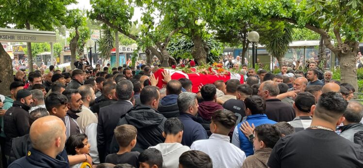 İzmir'de uyarı ateşi sonucu ölen kişi son yolculuğuna uğurlandı