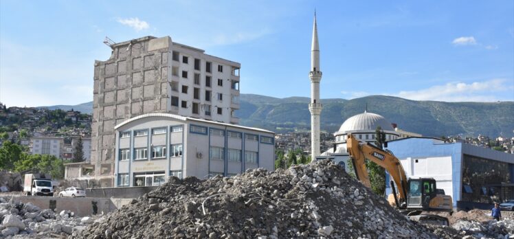 Kahramanmaraş'ta yıkım ve enkaz kaldırma çalışmaları sürüyor