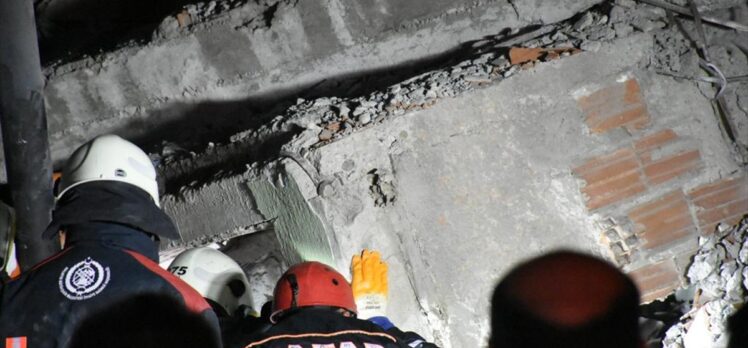 GÜNCELLEME 2 – Malatya'da ağır hasarlı 3 katlı bina çöktü