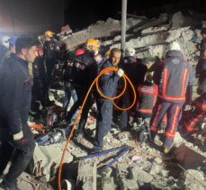 GÜNCELLEME – Malatya'da ağır hasarlı 3 katlı bina çöktü