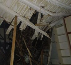 Malatya'da ağır hasarlı binanın çatısı çöktü