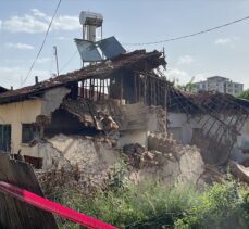 Malatya'da ağır hasarlı kerpiç evin bir kısmı çöktü