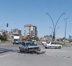 Malatya'da iki otomobilin çarpıştığı kazada 6 kişi yaralandı