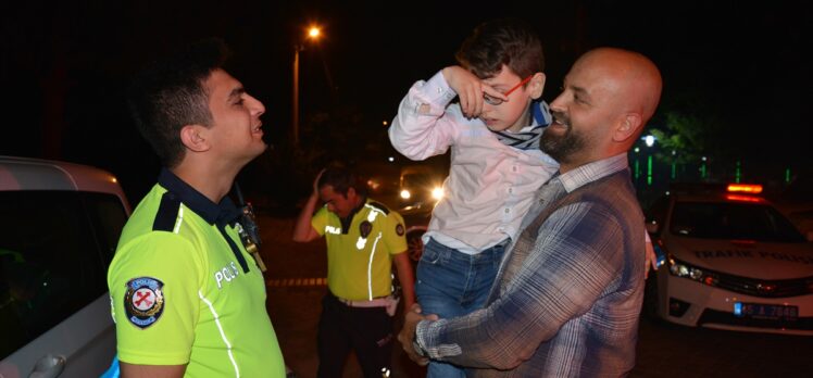 Manisa'da polis hayranı serebral palsili çocuğa polislerden sürpriz doğum günü kutlaması
