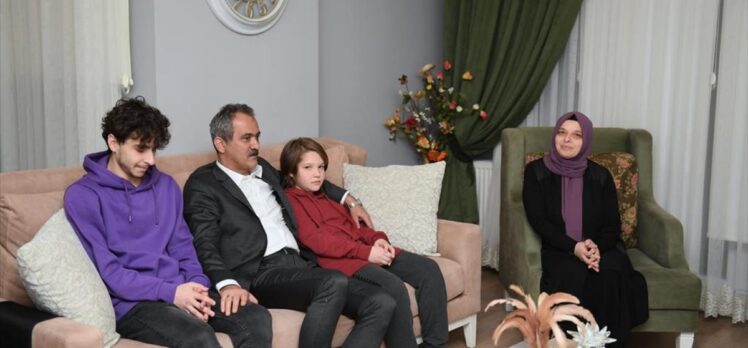 Milli Eğitim Bakanı Özer, şehit ailesini ziyaret etti