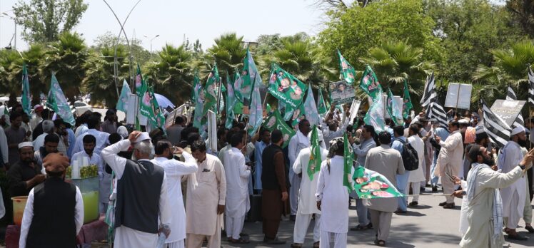 Pakistan'da, “İmran Han yanlısı tutumu” nedeniyle Anayasa Mahkemesi protesto ediliyor