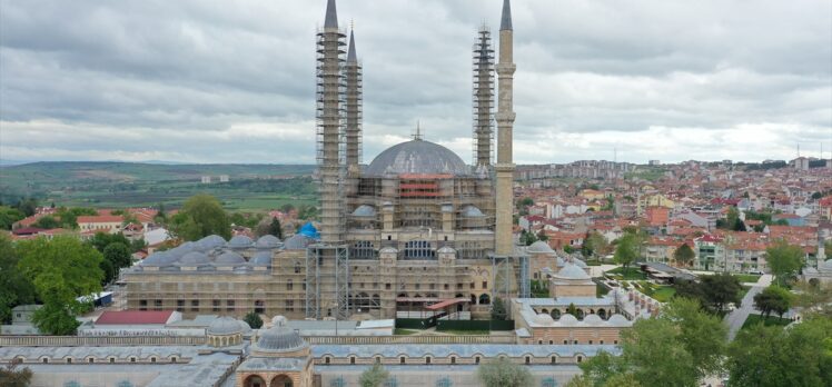 Restorasyondaki Selimiye Camisi'nin ana kubbesinde kurşun örtü çalışmaları tamamlandı