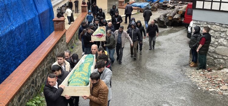 Rize'deki trafik kazasında ölen 5 kişinin cenazeleri toprağa verildi