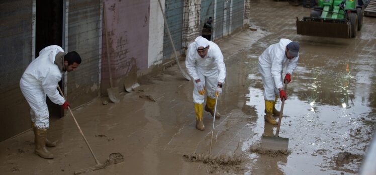 Sağanak nedeniyle su baskınlarının olduğu Elmadağ'da temizlik çalışmaları sürüyor
