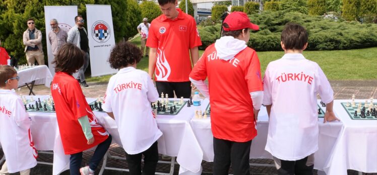 Samsun'da satranç şampiyonu ile 19 minik sporcu gösteri maçı yaptı