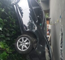 Sancaktepe'de bir binanın bahçesine düşen aracın sürücüsü yaralandı