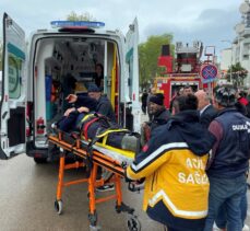 Sinop'ta bina yıkımında sulama yapan itfaiyeci düşerek yaralandı