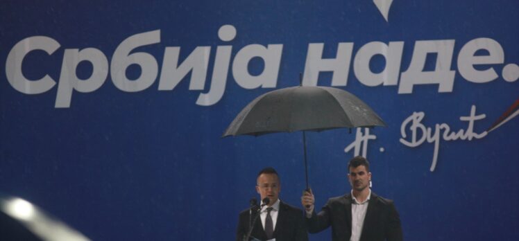 Sırbistan'da Cumhurbaşkanı Vucic'e destek mitingine binlerce kişi katıldı