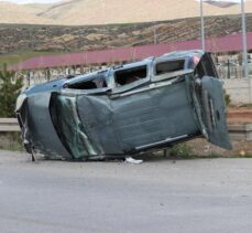 Sivas'ta hafif ticari araç ile tırın çarpıştığı kaza güvenlik kamerasına yansıdı