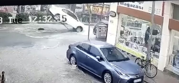 Tekirdağ'da yağmurda yerinden fırlayan rögar kapağı otomobile zarar verdi