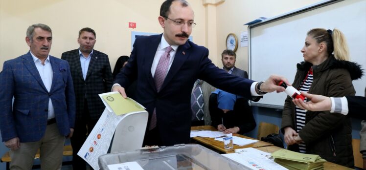 Ticaret Bakanı Muş, Samsun'da oy kullandı:
