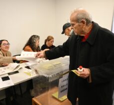 İstanbul'da 19 bin 351 seçmenin kayıtlı olduğu okulda oy verme işlemi başladı