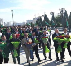 Türkmenistan'da Anayasa ve Bayrak Bayramı kutlandı